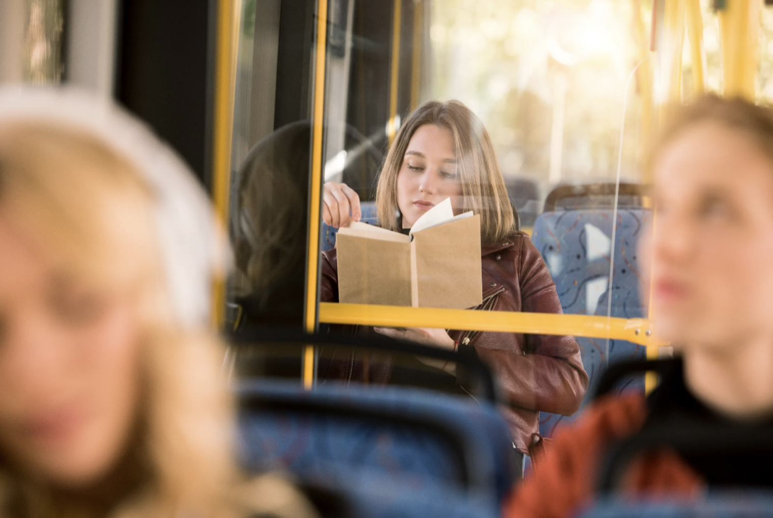 Девушка автобус фото. Чтение в автобусе. Девочка в автобусе. Девушки в транспорте. Читающий автобус.